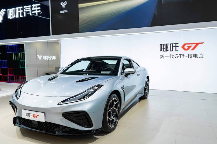 佛山306哪吒汽车在智能汽车领域的表现，领途汽车在新能源汽车市场中的影响力